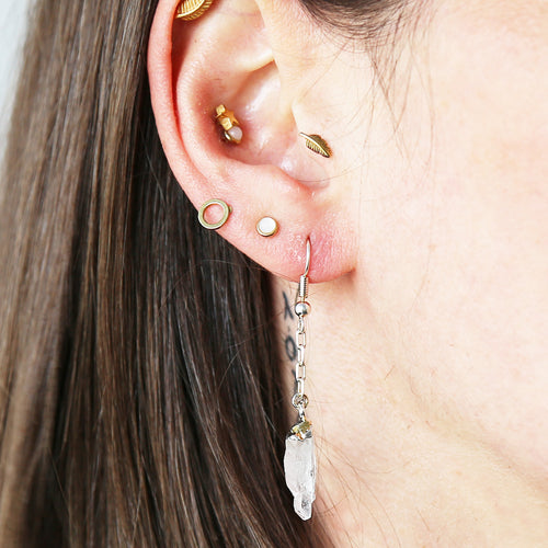 boucles d'oreilles pendante avec chaine en bain d'argent et pointe de quartz blanc brut