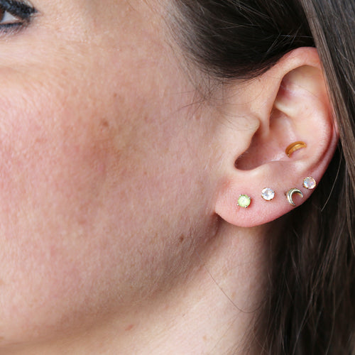 boucles d'oreille solitaire en argent sterling 925 et pierre naturelle de péridot facetté monté sur griffe