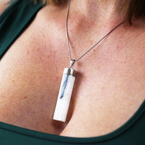 pendentif plaqué argent avec pierre naturelle de sélénite et cyanite bleue