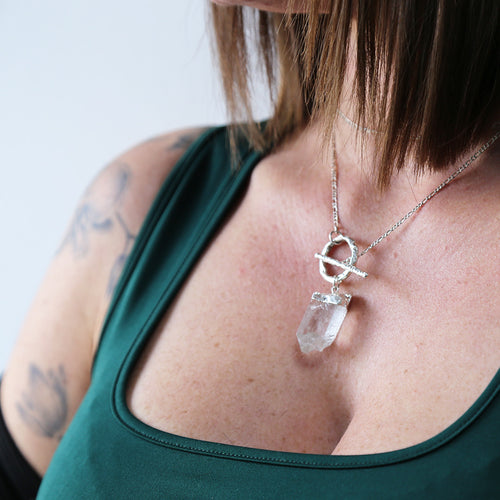 pendentif en pierre naturelle de quartz avec chaine plaqué argent