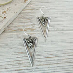 Boucles d'oreilles pendantes triangles - Pyrite Argenté