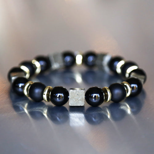 bracelet homme noir et doré avec cube de pyrite et perles d'onyx noir sur fil élastique breveté